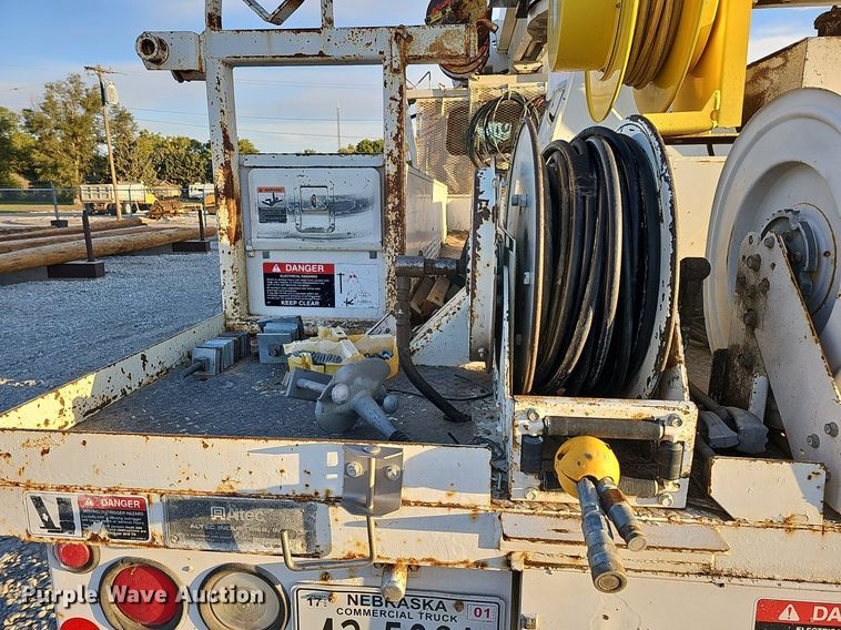 image for item DQ1203 2005 International 7300  digger derrick truck