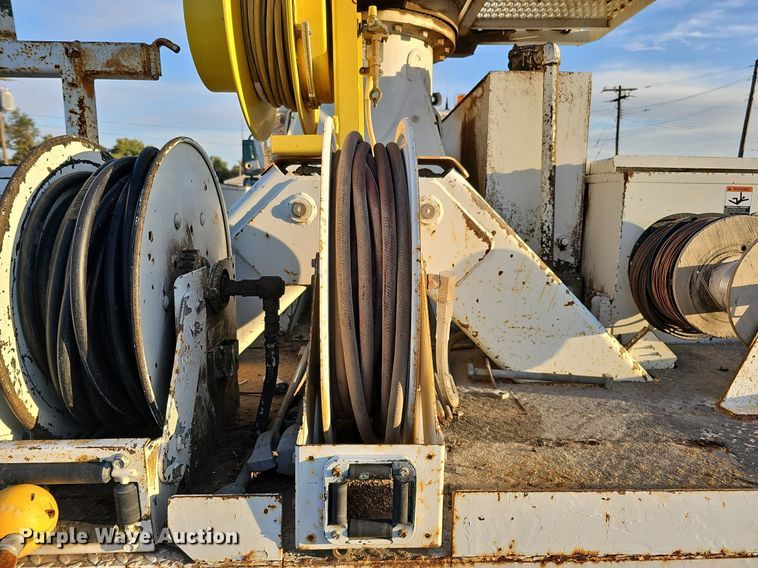 image for item DQ1203 2005 International 7300  digger derrick truck