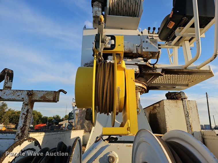 image for item DQ1203 2005 International 7300  digger derrick truck