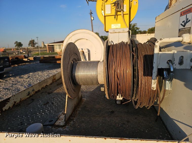 image for item DQ1203 2005 International 7300  digger derrick truck