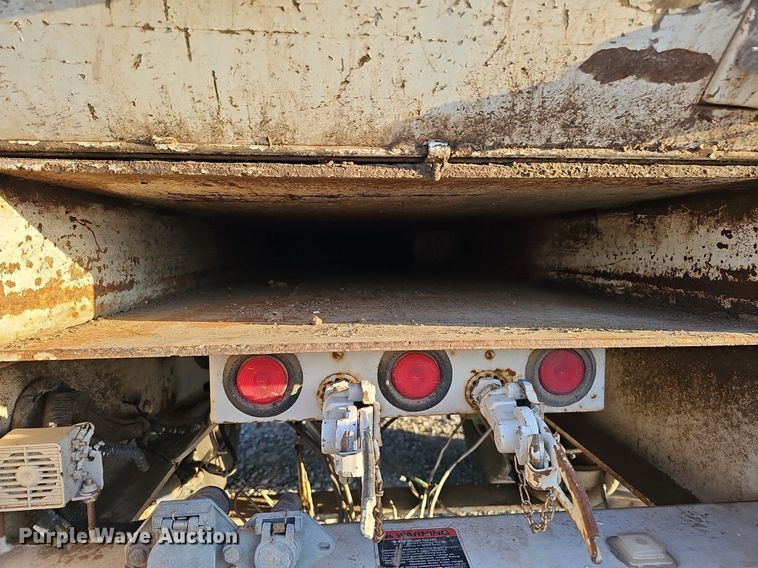 image for item DQ1203 2005 International 7300  digger derrick truck