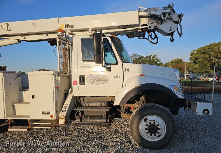 image for item DQ1203 2005 International 7300  digger derrick truck