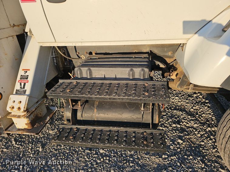 image for item DQ1203 2005 International 7300  digger derrick truck