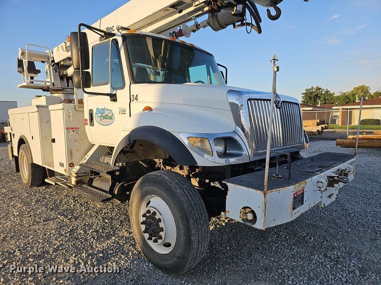 image for item DQ1203 2005 International 7300  digger derrick truck