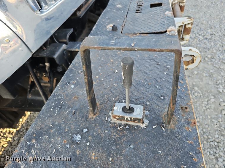 image for item DQ1203 2005 International 7300  digger derrick truck