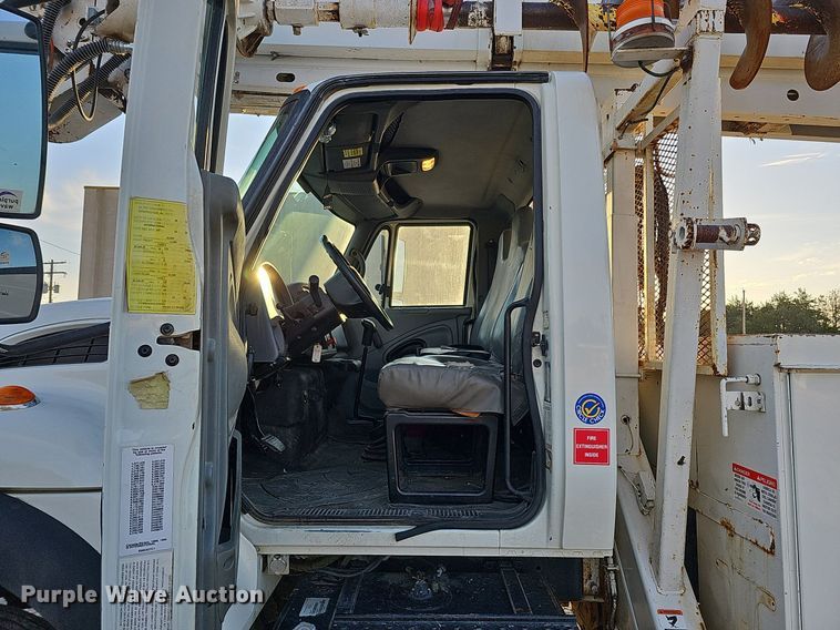 image for item DQ1203 2005 International 7300  digger derrick truck