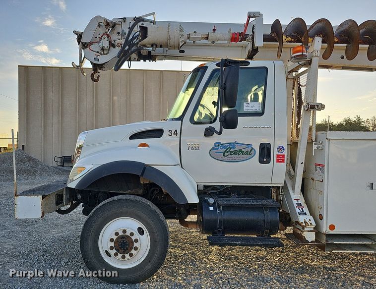 image for item DQ1203 2005 International 7300  digger derrick truck