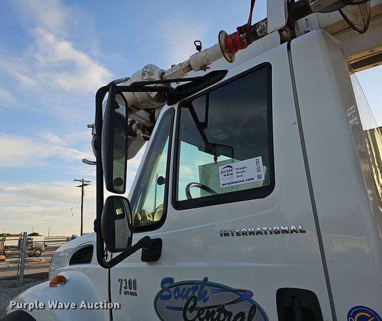 image for item DQ1203 2005 International 7300  digger derrick truck