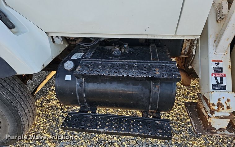 image for item DQ1203 2005 International 7300  digger derrick truck