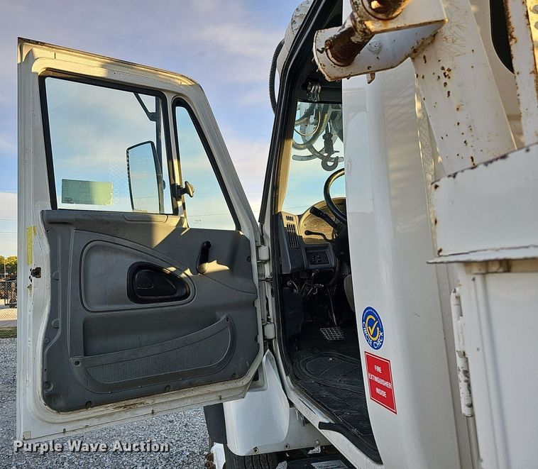 image for item DQ1203 2005 International 7300  digger derrick truck