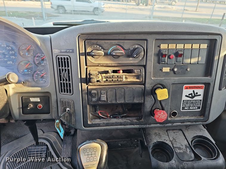 image for item DQ1203 2005 International 7300  digger derrick truck