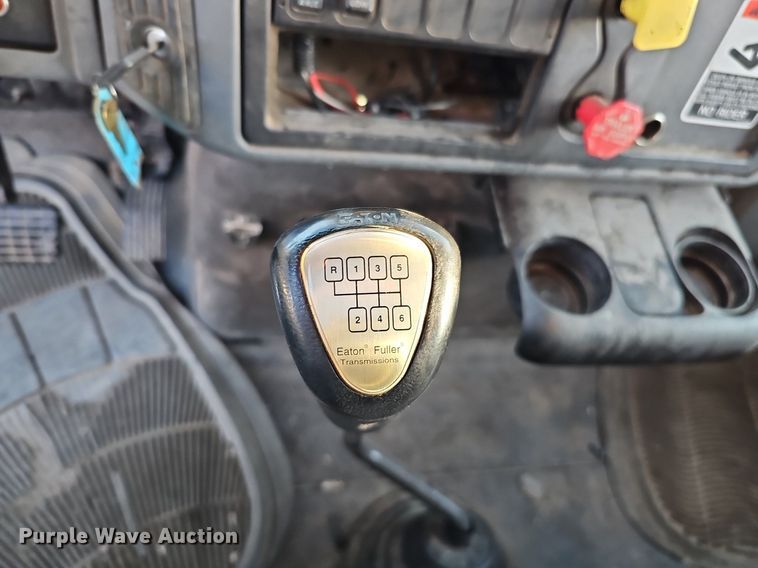 image for item DQ1203 2005 International 7300  digger derrick truck