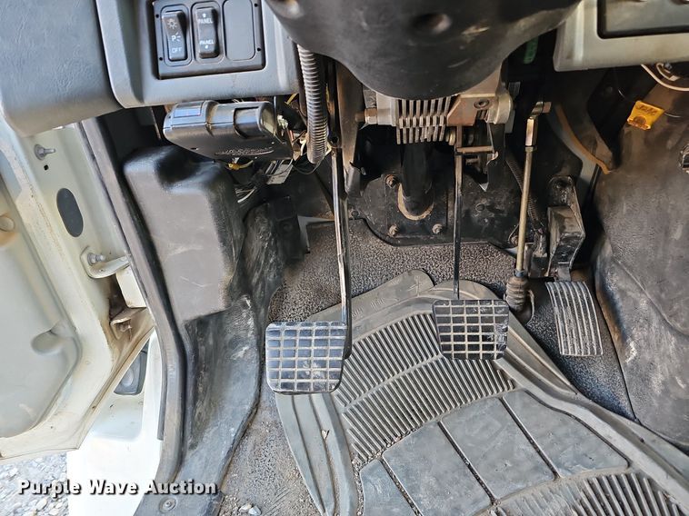 image for item DQ1203 2005 International 7300  digger derrick truck