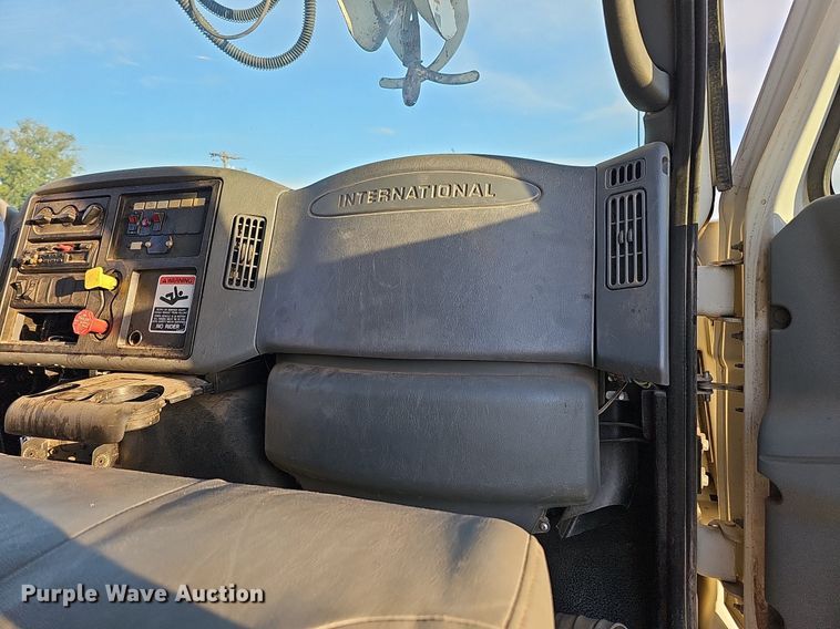 image for item DQ1203 2005 International 7300  digger derrick truck