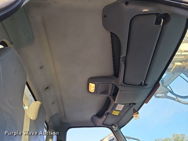 image for item DQ1203 2005 International 7300  digger derrick truck