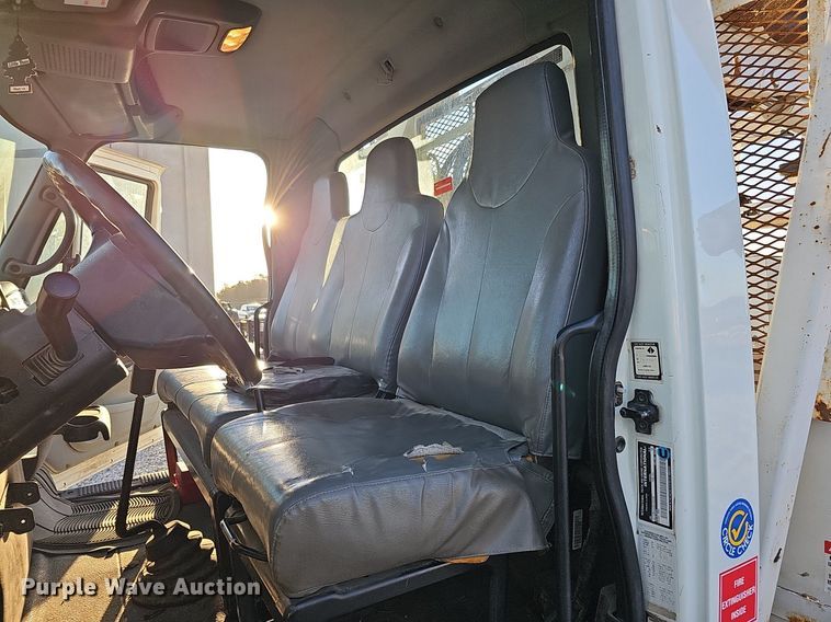 image for item DQ1203 2005 International 7300  digger derrick truck