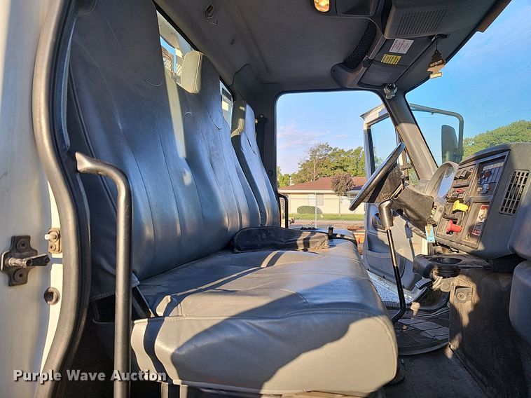 image for item DQ1203 2005 International 7300  digger derrick truck