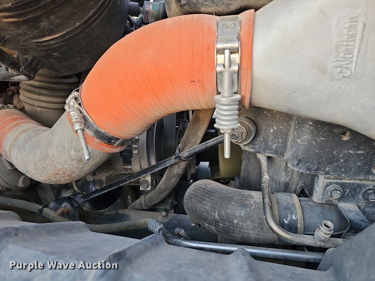 image for item DQ1203 2005 International 7300  digger derrick truck