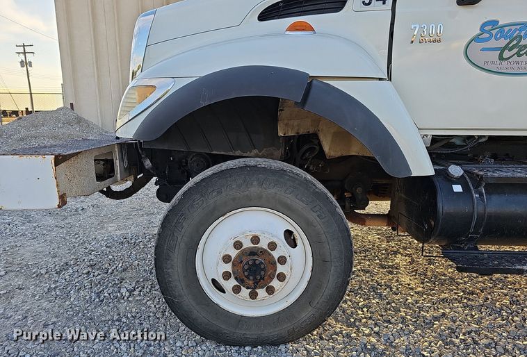 image for item DQ1203 2005 International 7300  digger derrick truck