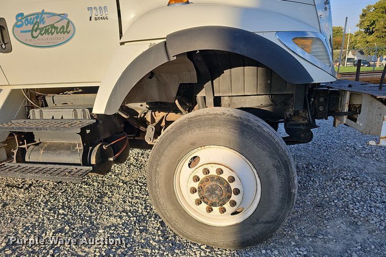 image for item DQ1203 2005 International 7300  digger derrick truck