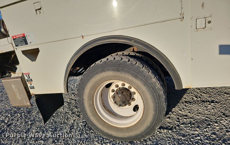 image for item DQ1203 2005 International 7300  digger derrick truck