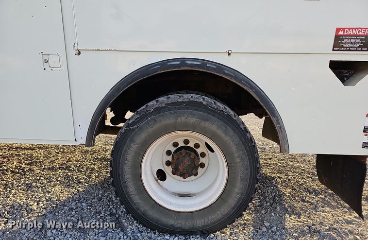 image for item DQ1203 2005 International 7300  digger derrick truck