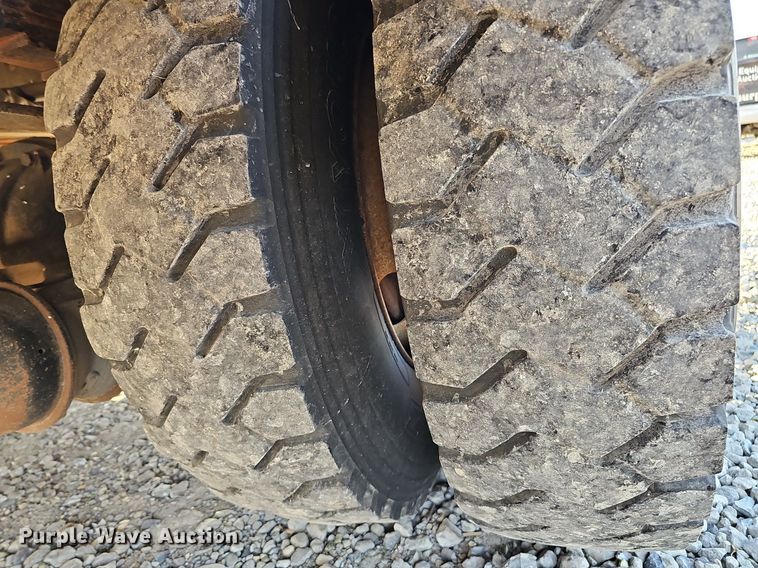 image for item DQ1203 2005 International 7300  digger derrick truck