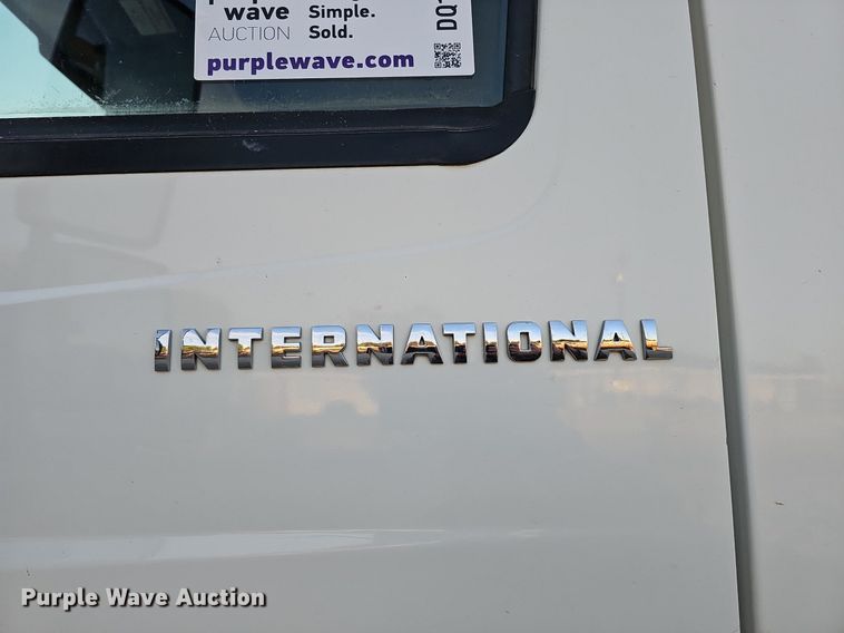 image for item DQ1203 2005 International 7300  digger derrick truck