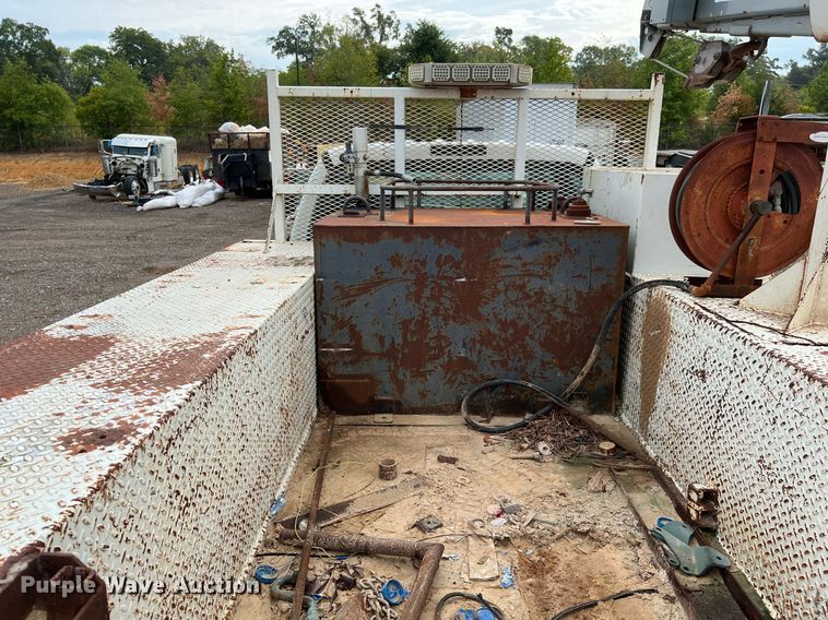 image for item DQ2203 2008 Ford F650 Super Duty XL  Crew Cab utility / service truck