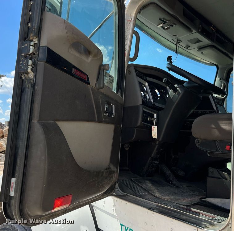 image for item DQ2217 2016 Kenworth T800  dump truck