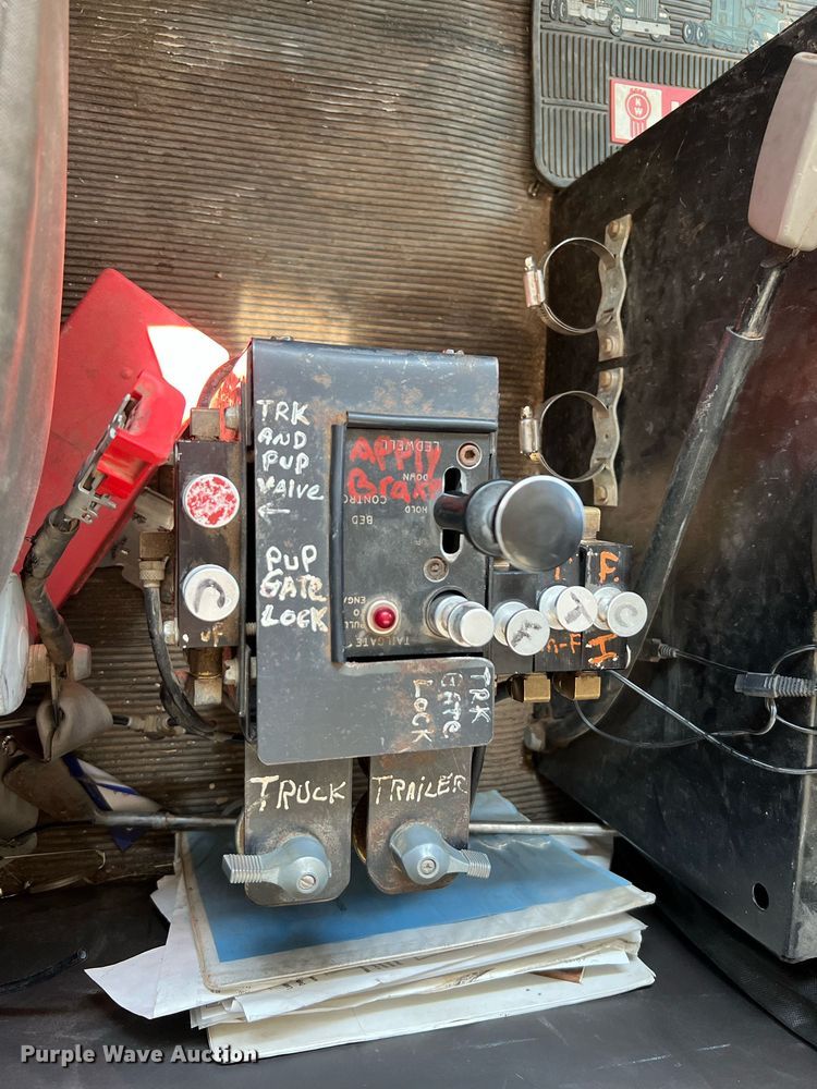 image for item DQ2217 2016 Kenworth T800  dump truck