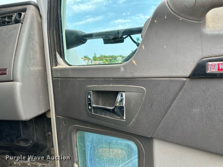 image for item DS6425 2008 Kenworth T370  utility / service truck