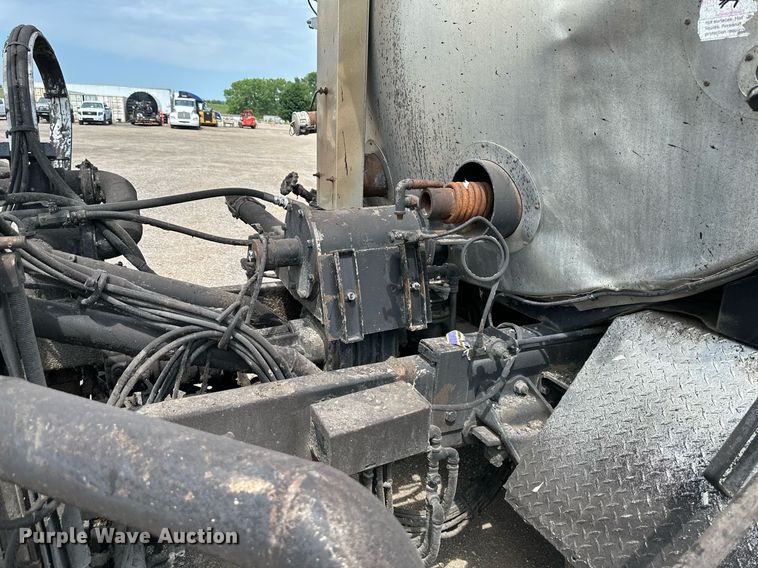 image for item DS6428 2002 Sterling L-Line  oil distributor truck