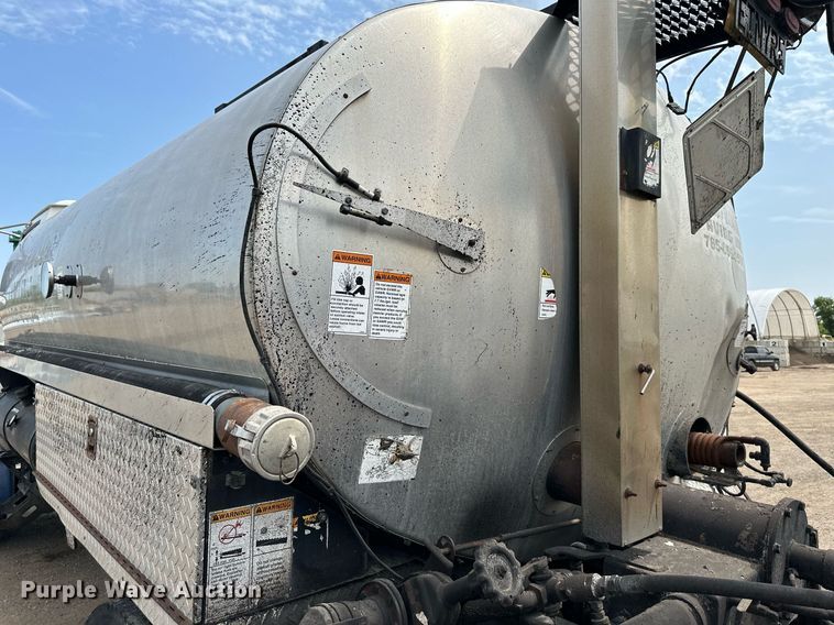 image for item DS6428 2002 Sterling L-Line  oil distributor truck