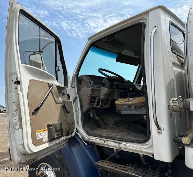 image for item DS6428 2002 Sterling L-Line  oil distributor truck