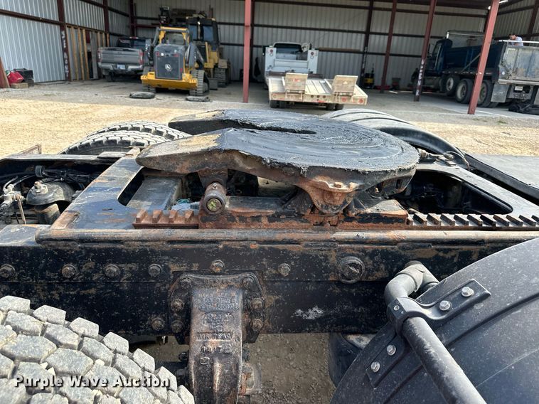 image for item DW2754 1999 Peterbilt 379  semi truck