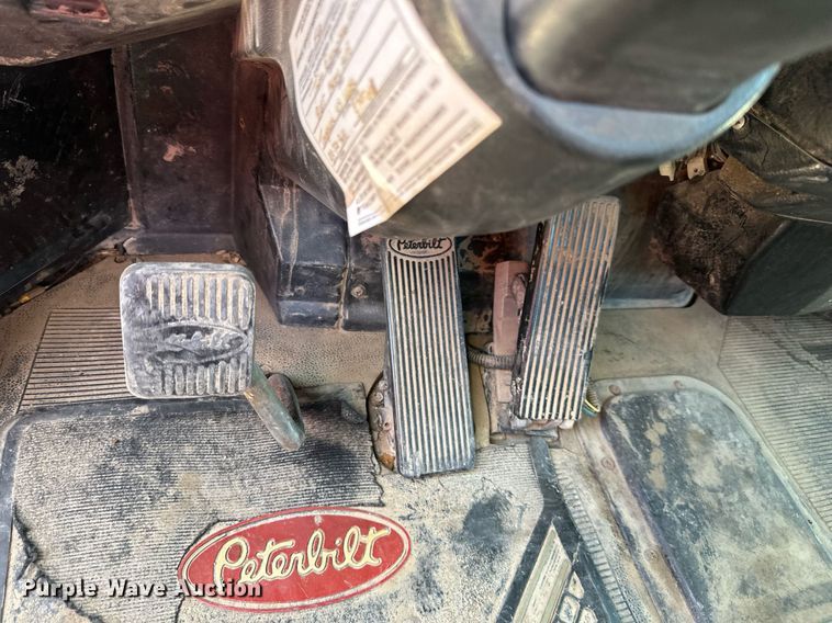 image for item DW2754 1999 Peterbilt 379  semi truck