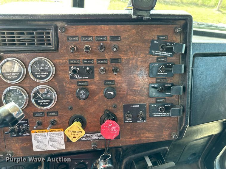 image for item DW2754 1999 Peterbilt 379  semi truck