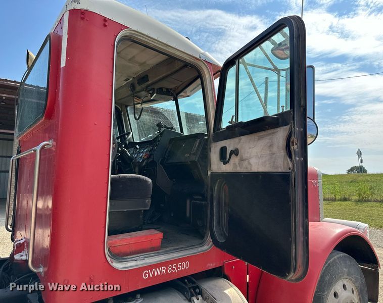 image for item DW2754 1999 Peterbilt 379  semi truck