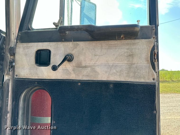 image for item DW2754 1999 Peterbilt 379  semi truck