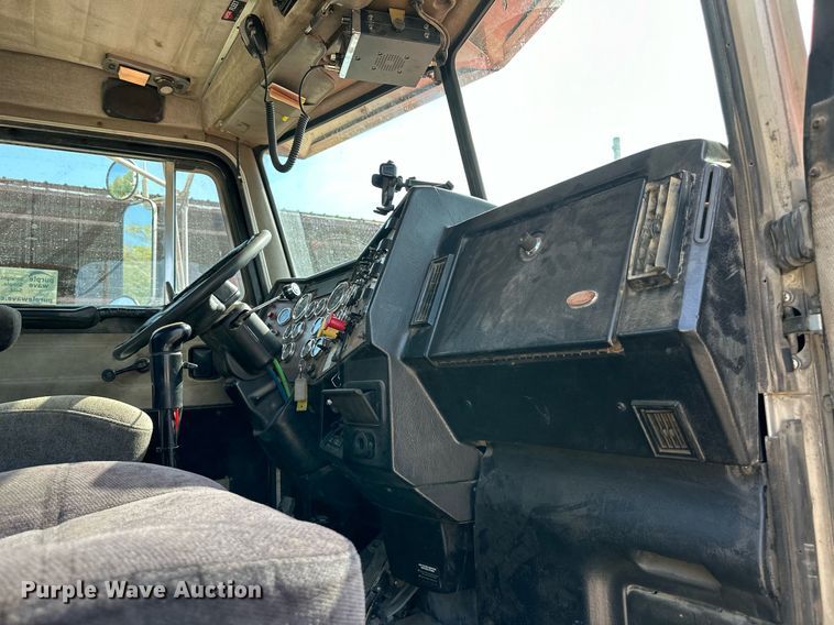 image for item DW2754 1999 Peterbilt 379  semi truck