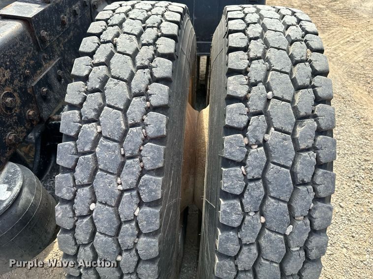 image for item DW2754 1999 Peterbilt 379  semi truck