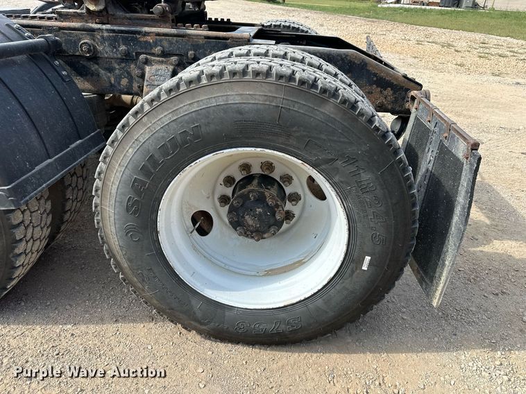 image for item DW2754 1999 Peterbilt 379  semi truck