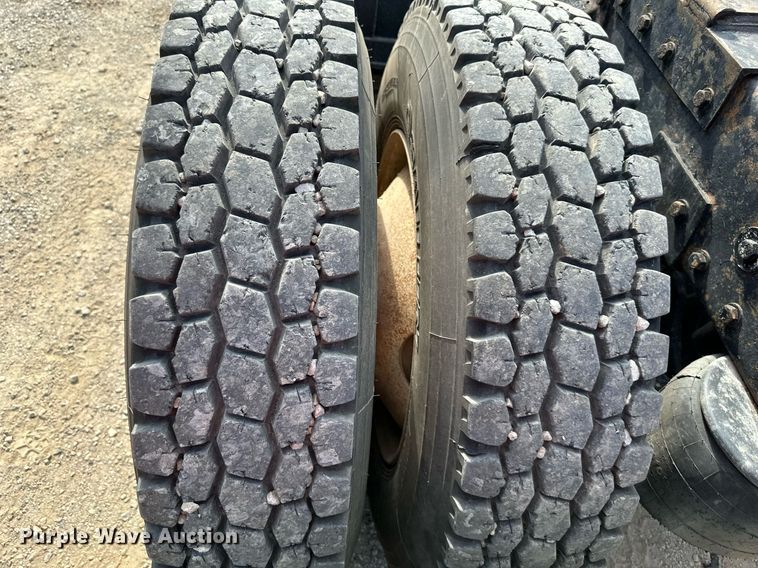 image for item DW2754 1999 Peterbilt 379  semi truck