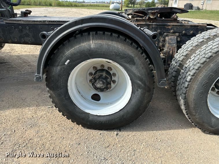 image for item DW2754 1999 Peterbilt 379  semi truck