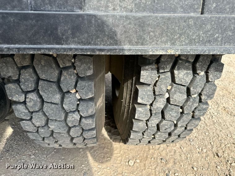 image for item DW2754 1999 Peterbilt 379  semi truck