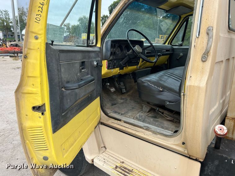 image for item DW2855 1986 GMC 7000  digger derrick truck