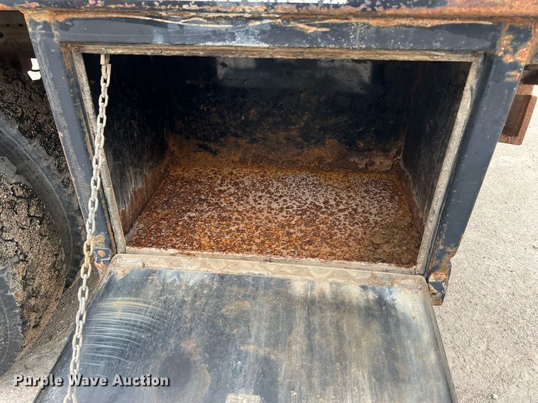 image for item DW2856 2003 Ford F450 Super Duty  Crew Cab flatbed truck