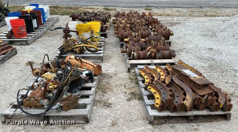 image for item DW2859 Caterpillar D7  track parts