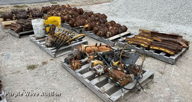 image for item DW2859 Caterpillar D7  track parts